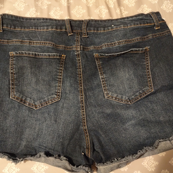 Shorts - Picture 3 of 3